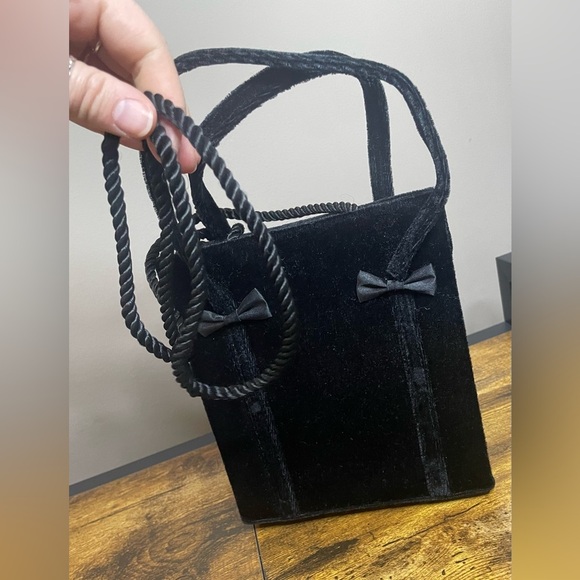 Elegant Black Velvet Handbag with shoulder Strap - Picture 5 of 8